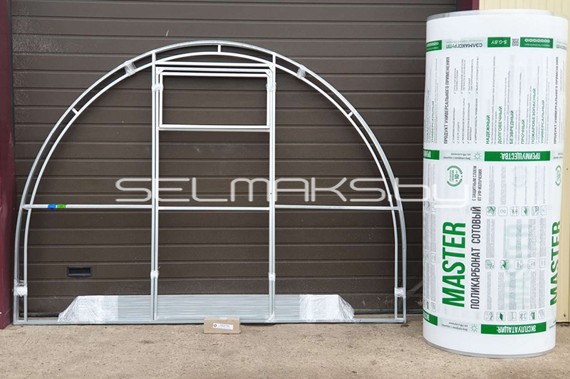 Упакованная теплица, готовая к перевозке